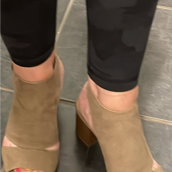 3 pairs of heels. 2 wedges one thick heel. Open toes style and very comfortable. - Picture 4 of 8